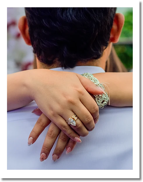 Las manos de Kimberlin con el anillo de compromiso